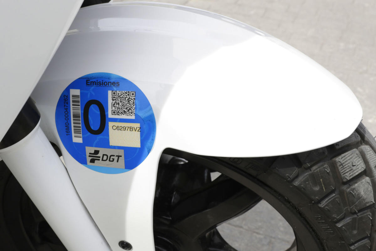 ¿Me pueden poner una multa si no llevo la etiqueta de la DGT visible en la moto? 4 En el guardabarros delantero.