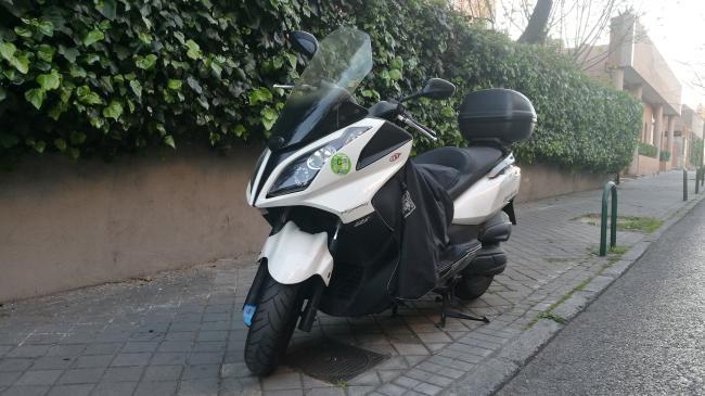 ¿Dónde colocar la pegatina de la DGT en la moto? 7 escudo