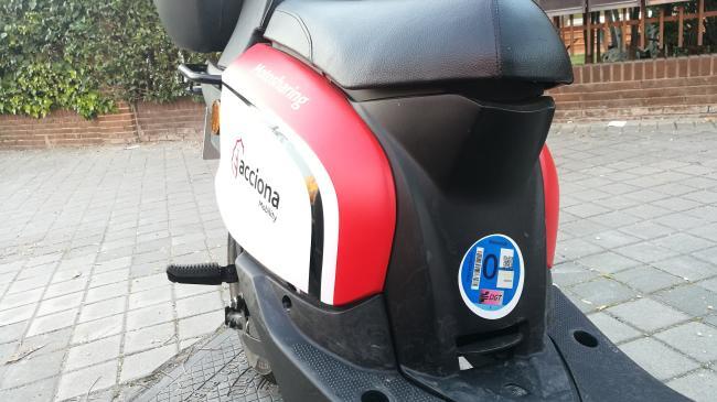 ¿Dónde colocar la pegatina de la DGT en la moto? 5 sillin 1