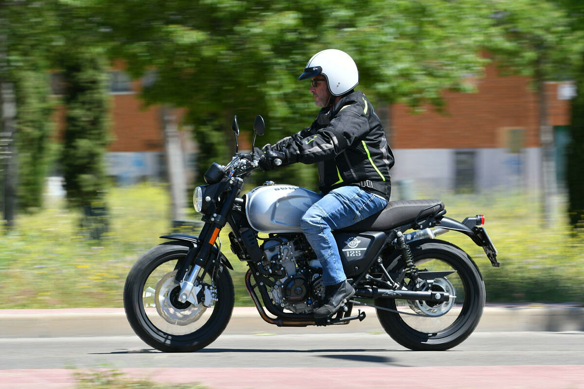 Si buscas moto de 125, atención, porque se rebajan 500 euros los precios de las SWM Ace of Spades 125 y SWM Outlaw 125 1 SWM Outlaw 125