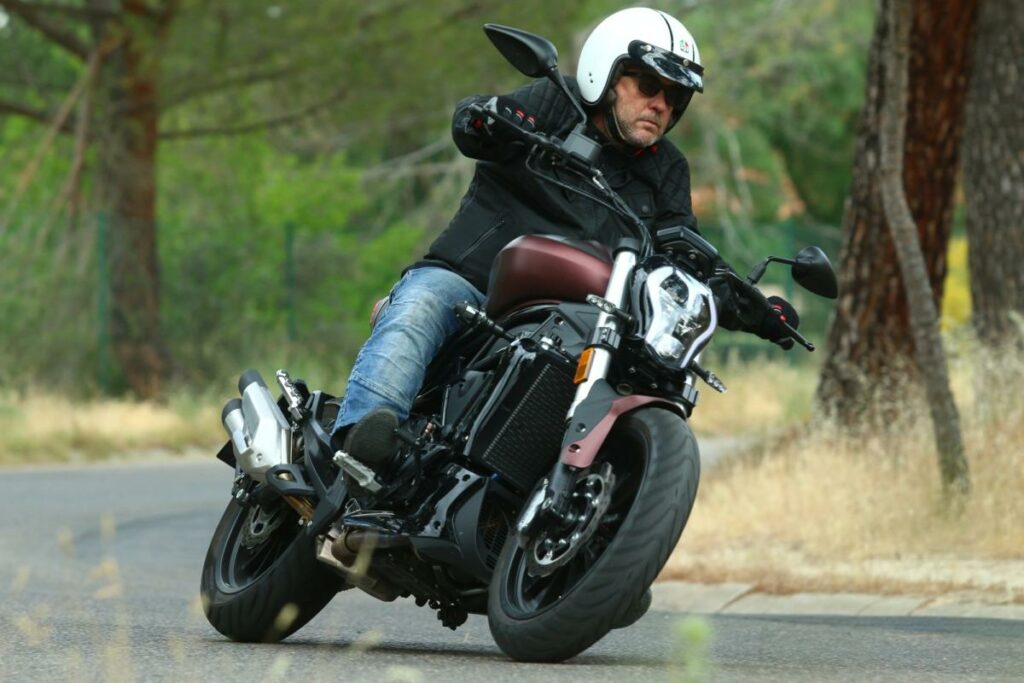 Disfruta de un descuento de 600 euros en la Benelli 502 C, apta para el carnet A2 y con 5 años de garantía 1 Benelli 502 C