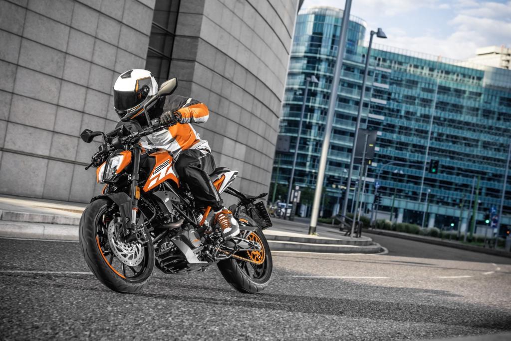 ktm 125 duke action 03 1