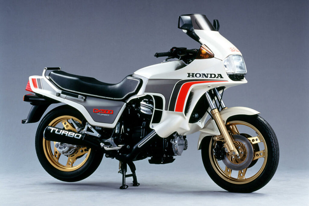 La CX500 Turbo fue la primera Honda que se vendió con inyección. Desde entonces, la inyección ha estado disponible en una amplia gama de motos, desde motos con motor de 4 tiempos y 1800cc a motores pequeños de 50cc.