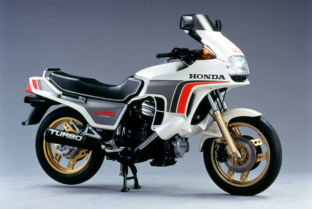 Las motos clásicas de la EGB y BUP en los años 80 (parte 2) 12 La CX500 Turbo fue la primera Honda que se vendió con inyección. Desde entonces, la inyección ha estado disponible en una amplia gama de motos, desde motos con motor de 4 tiempos y 1800cc a motores pequeños de 50cc.