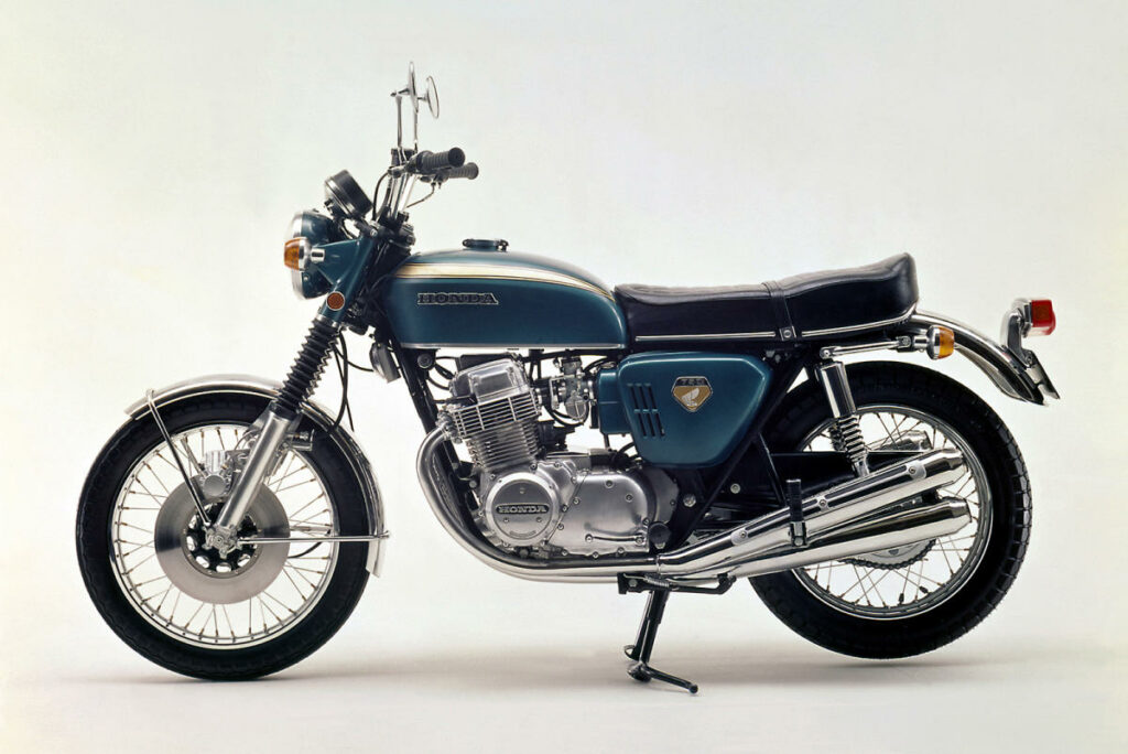 Honda lanza la CB750 Four, la cual inauguró la popular categoría japonesa 'Nanahan' - las motos 750.