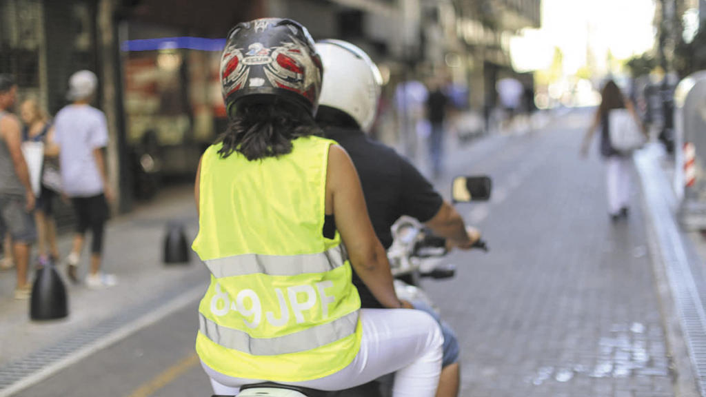 ¿Es obligatorio llevar chaleco reflectante en moto? 9 ¿Es obligatorio llevar chaleco reflectante en moto?