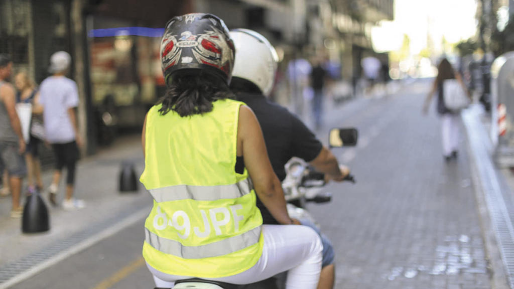 Es obligatorio llevar chaleco reflectante en moto?