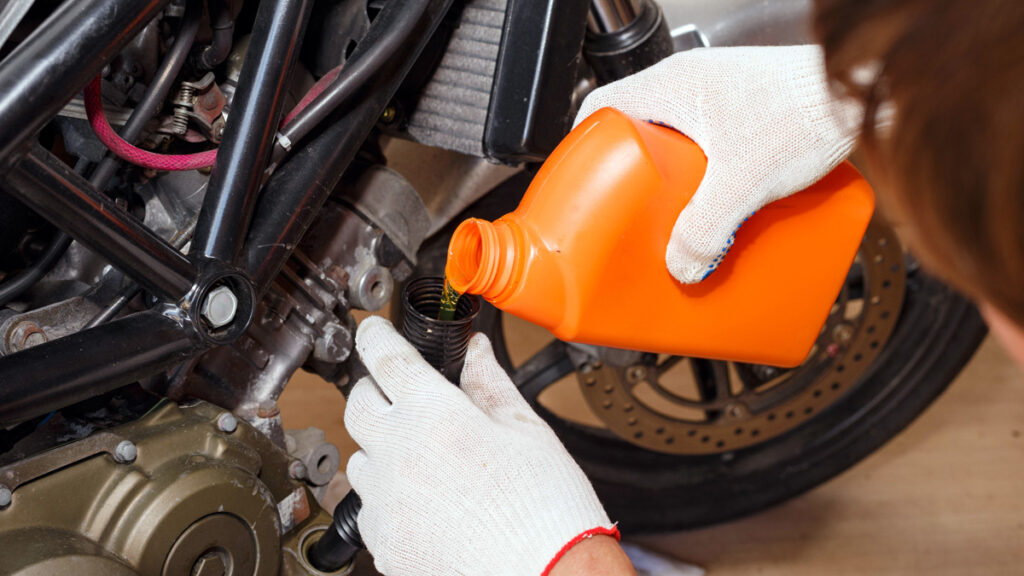 Pon tu moto a punto para el invierno: los 8 aspectos que debes cuidar 13 aceite-moto-invierno