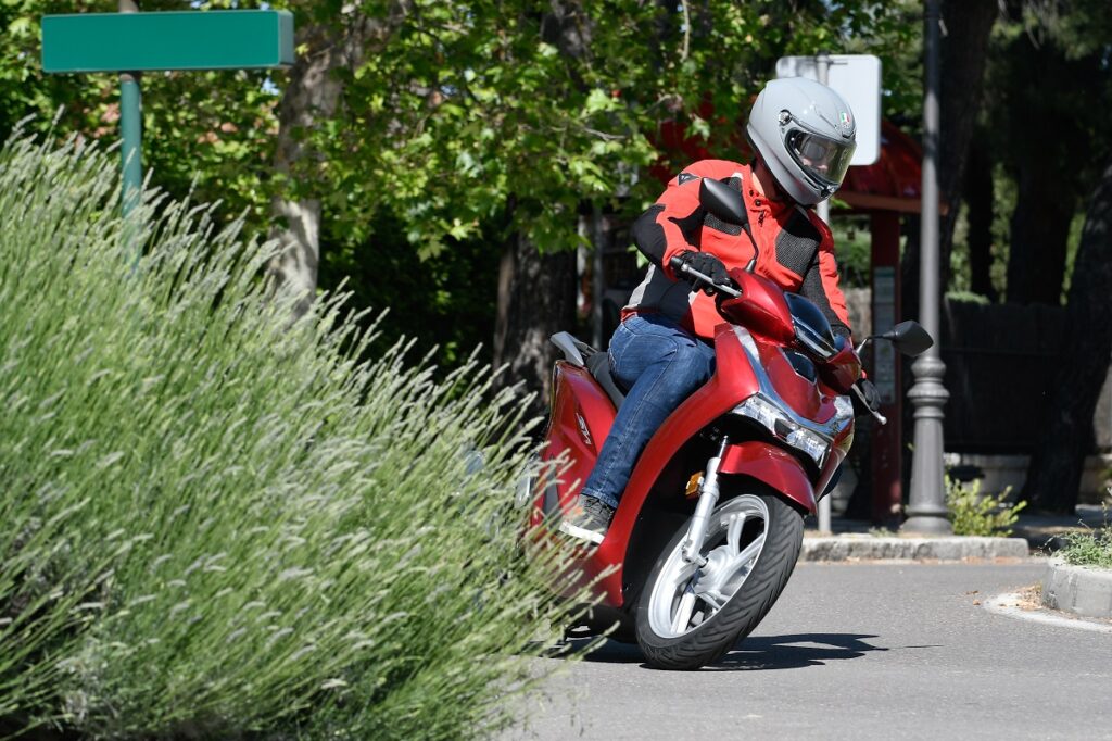 El Honda SH125i sigue siendo una de las opciones más interesantes entre los scooter de rueda alta, y más ahora con la actual promoción 11 Honda SH125i