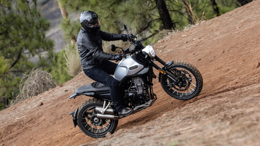 Moto scrambler por campo