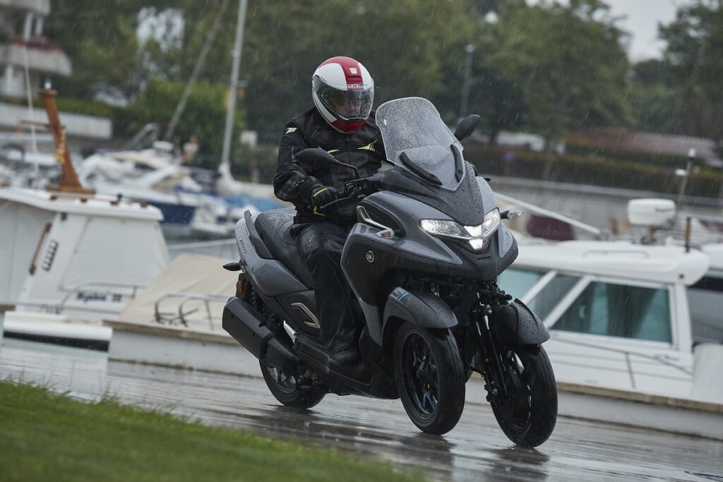 Los 5 mejores scooter de tres ruedas que puedes conducir con el carnet de coche 13 Yamaha Tricity 300