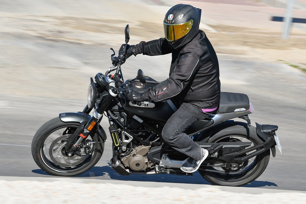 ¿Puede ser esta la naked más divertida para el carné A2? 6 husqvarna svartpilen 401 2