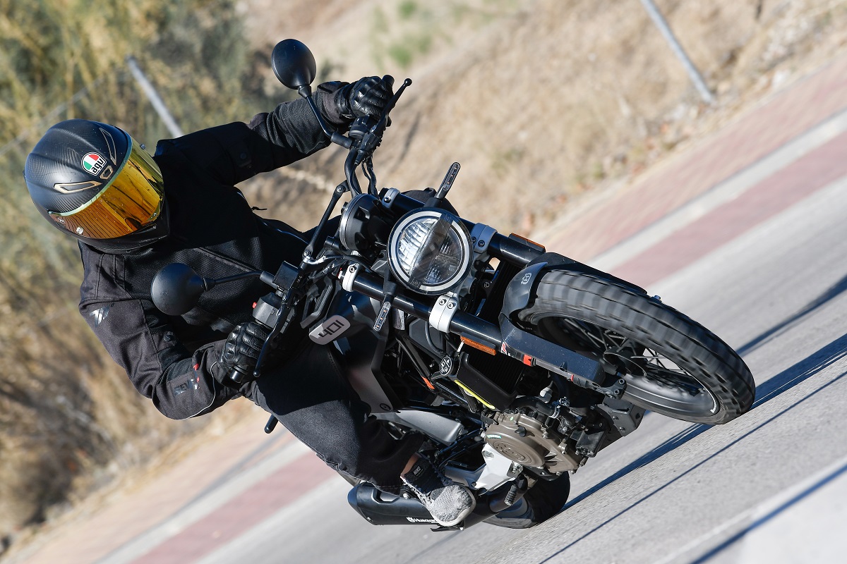 ¿Puede ser esta la naked más divertida para el carné A2? 7 husqvarna svartpilen 401 5
