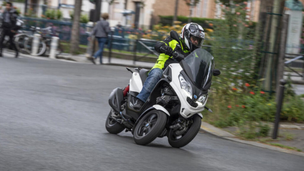Los 5 mejores scooter de tres ruedas que puedes conducir con el carnet de coche 9 Piaggio MP3 300 HPE