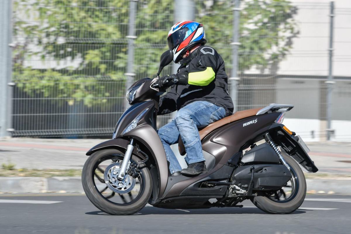 Con la compra del scooter rueda alta KYMCO People S 125 te ahorras la matriculación y 300 euros del precio final