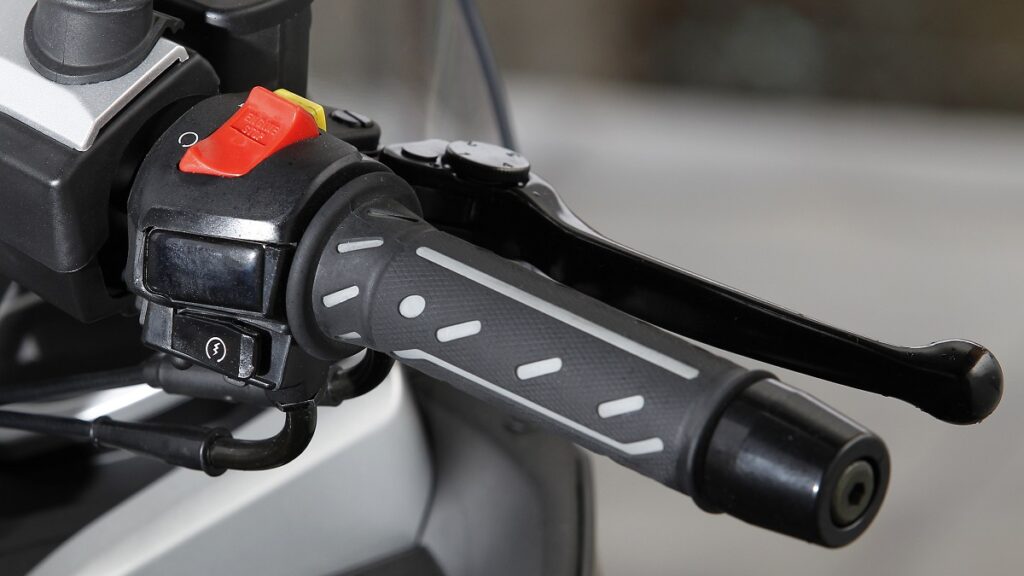 Seguridad en moto: 6 soluciones tecnológicas baratas que aplicar en las motos nuevas 9 Maneta regulable