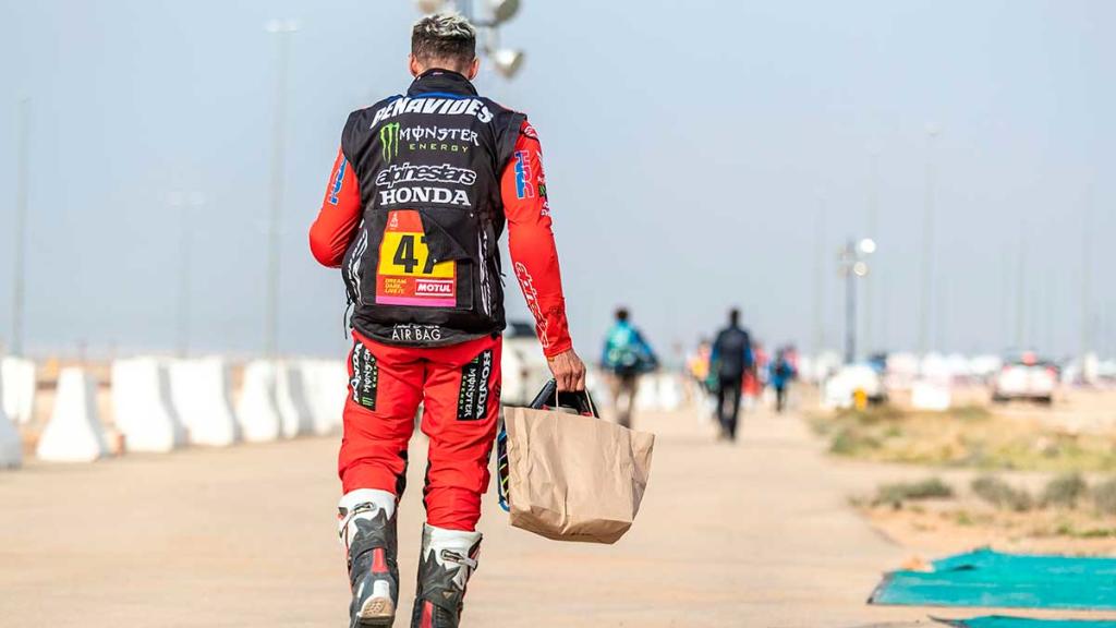 327335 tackling the toughest rally on earth an inside look at honda s dakar