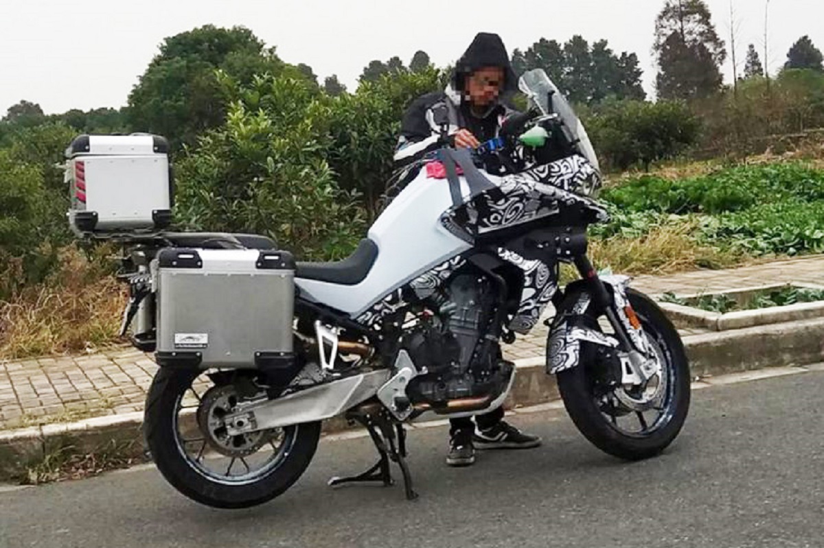 Nueva CF Moto 800 MT la primera con apoyo KTM
