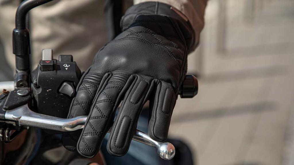 Tras el aviso de la DGT: qué saber de los guantes de moto