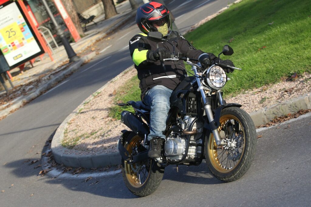 Motos 125: una scrambler para el carné de coche y fabricada en España 10 Rieju Tango 125i Scrambler