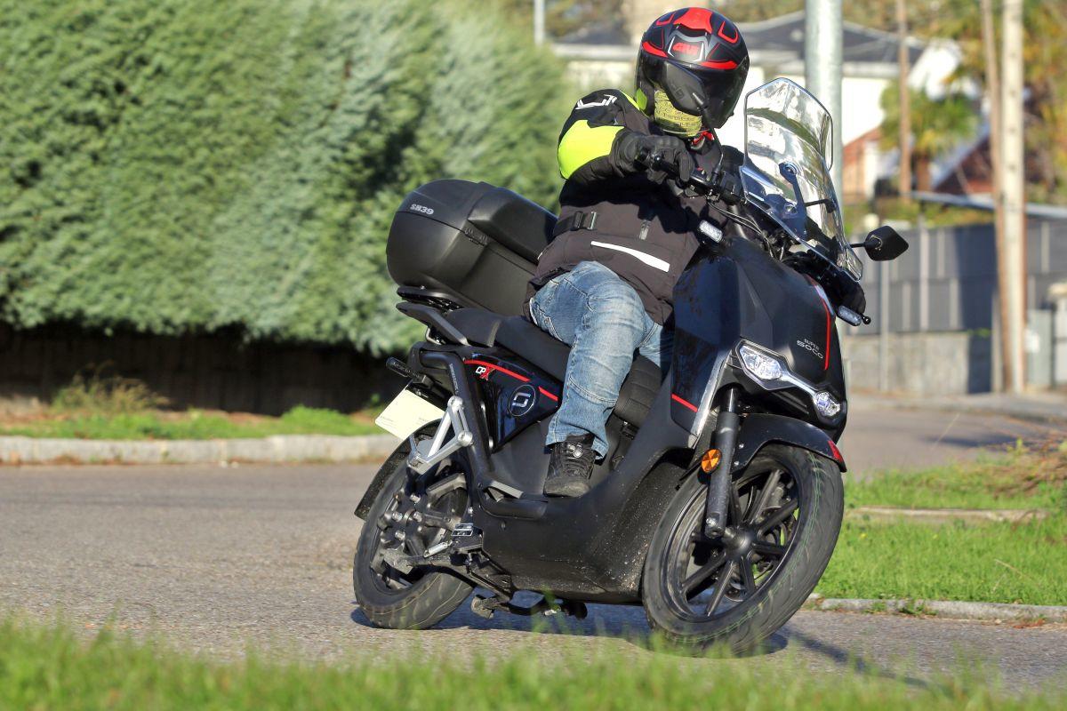 Aprovecha los 400 euros de descuento en el scooter eléctrico Super Soco CPX, y el seguro es gratis
