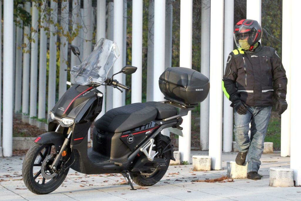 VMoto Super Soco CPX: así es su oferta para ahorrarte 400 euros y el seguro 11 VMoto Super Soco CPX, negro
