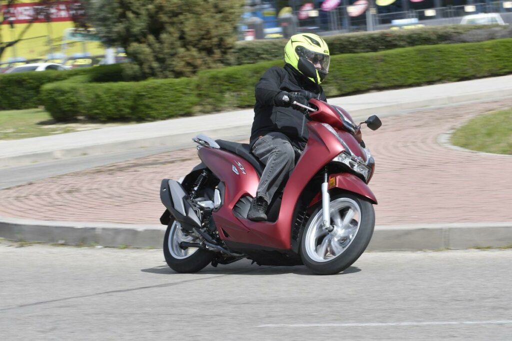Los scooter Honda 350 se benefician de todos estos chollos 9 Honda SH 350i
