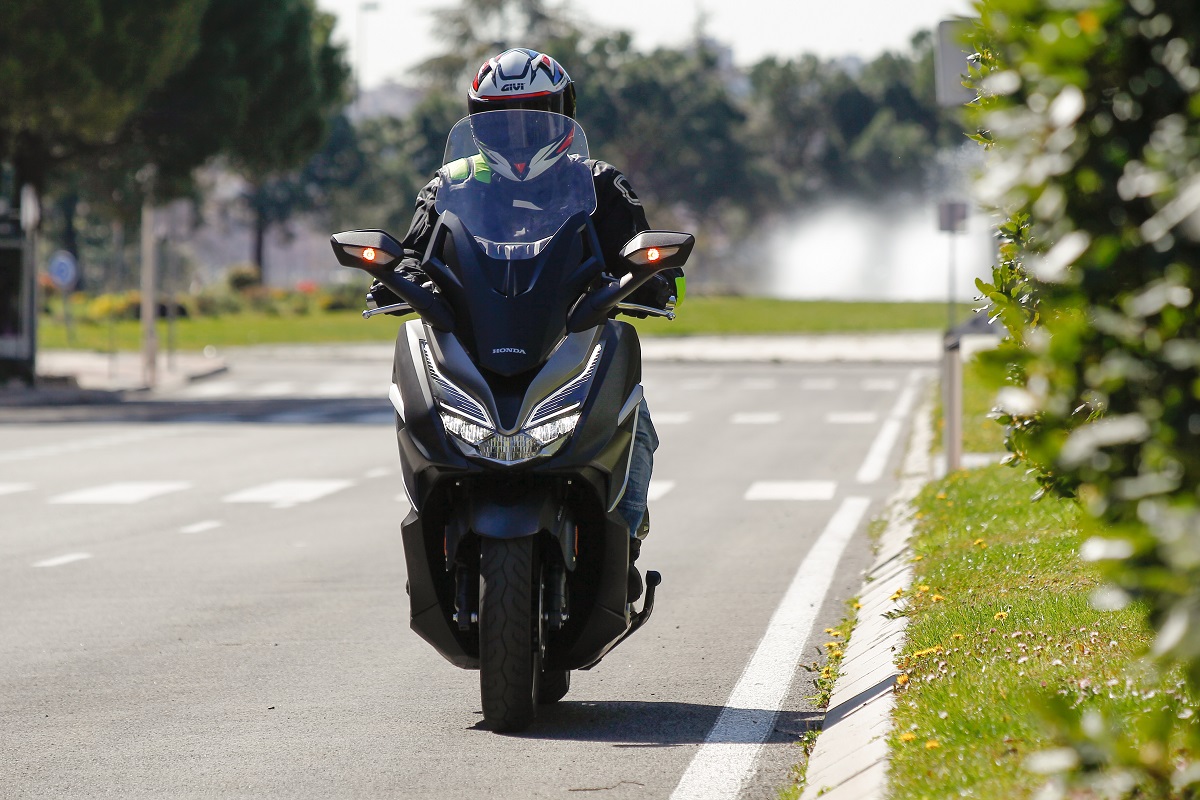 ¿Es este el mejor scooter GT del mercado? 10 honda forza 350 10