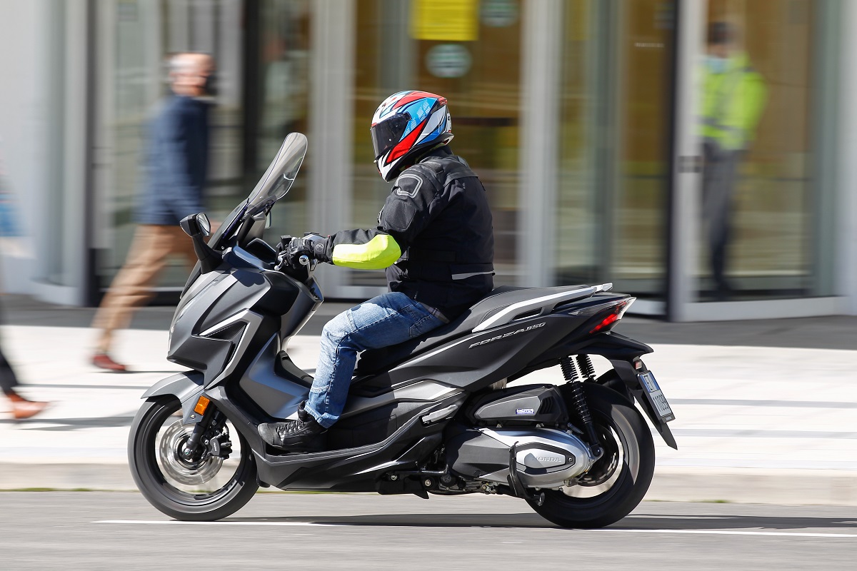¿Es este el mejor scooter GT del mercado? 12 honda forza 350 9