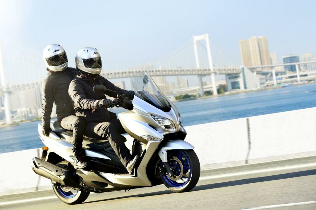 Suzuki Burgman 400, color gris