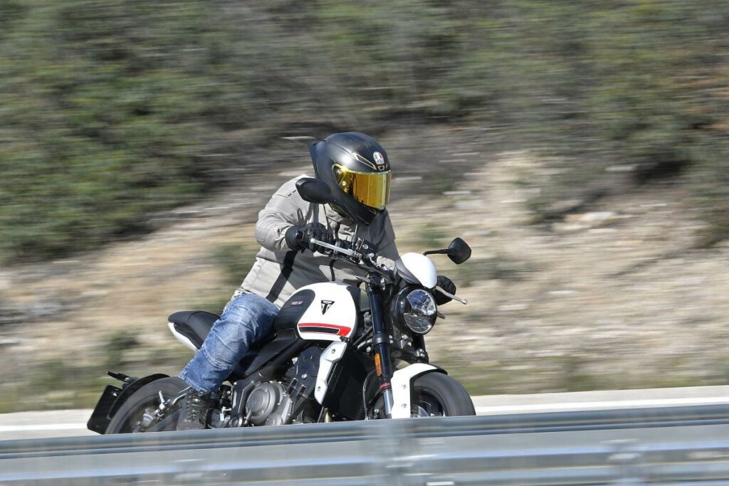 ¿Buscas una moto naked limitada para el carnet A2? La oferta de esta Triumph es difícil de igualar 12 Triumph Trident 660