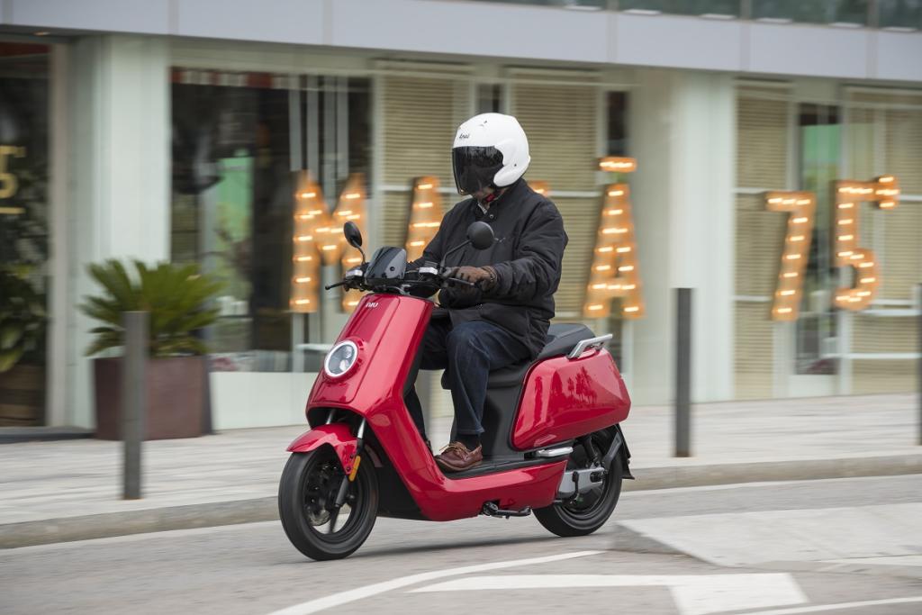 Qué carnet necesitas para conducir una moto eléctrica 2 ak2i4010