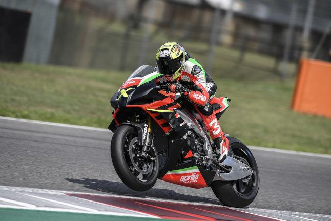 Aprilia RSV4 X: Max Biaggi rueda con ella en Mugello 20 01 aprilia rsv4 x max biaggi