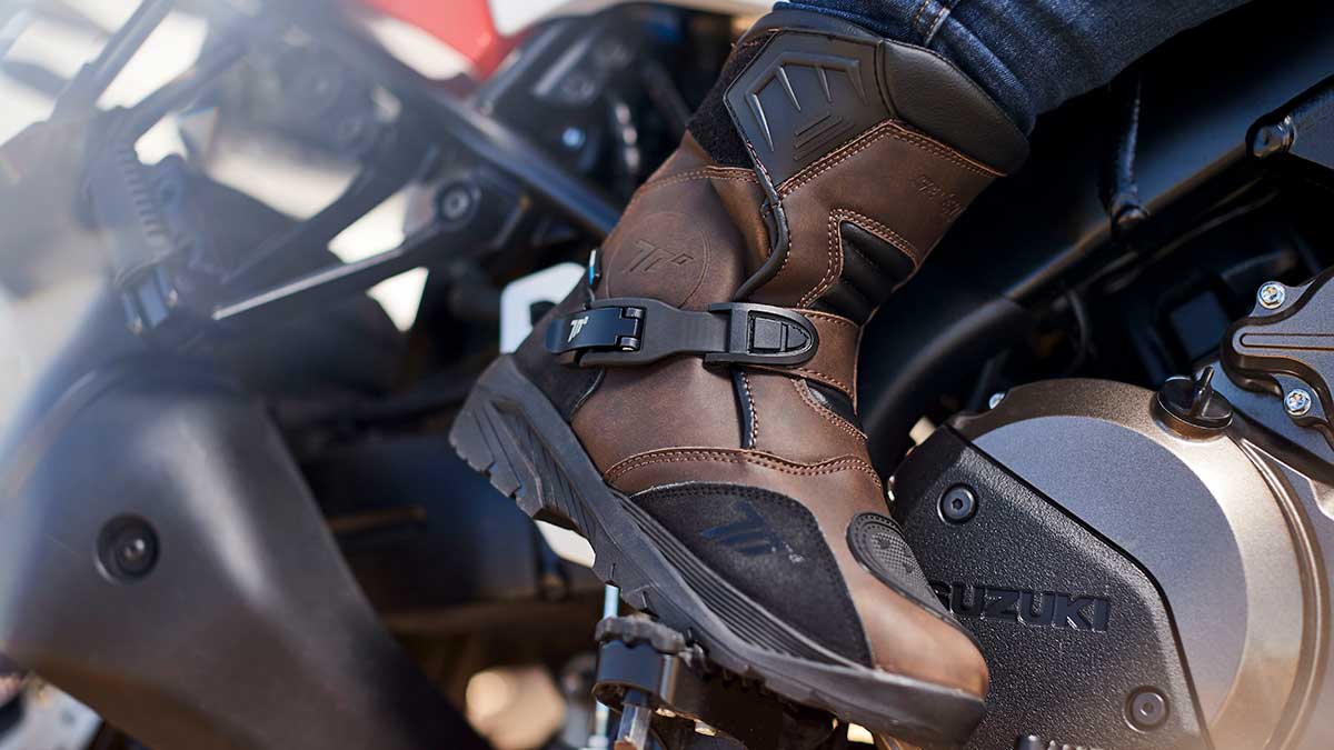 Nueva gama de botas Touring y Adventure de Seventy Degrees - Formulamoto