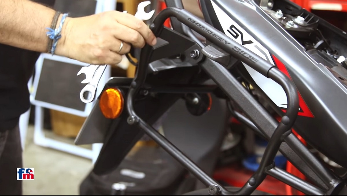 Cuida de la moto en los días de cuarentena: montaje de accesorios 6 1 25