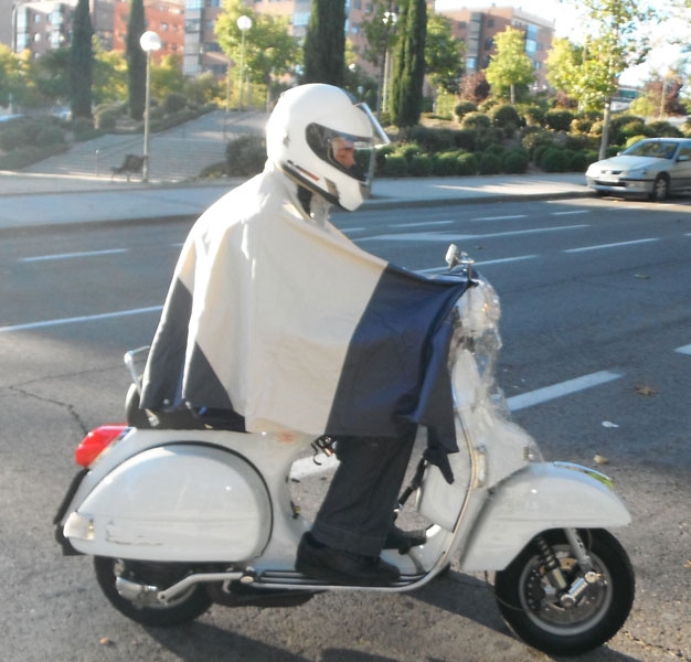 Llévate una capa de agua para moto de BarManBrand 1 10 general lateral publi