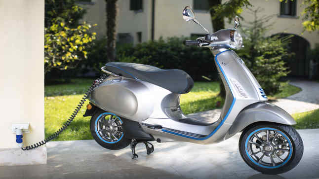 10 vespa elettrica cavo collegato