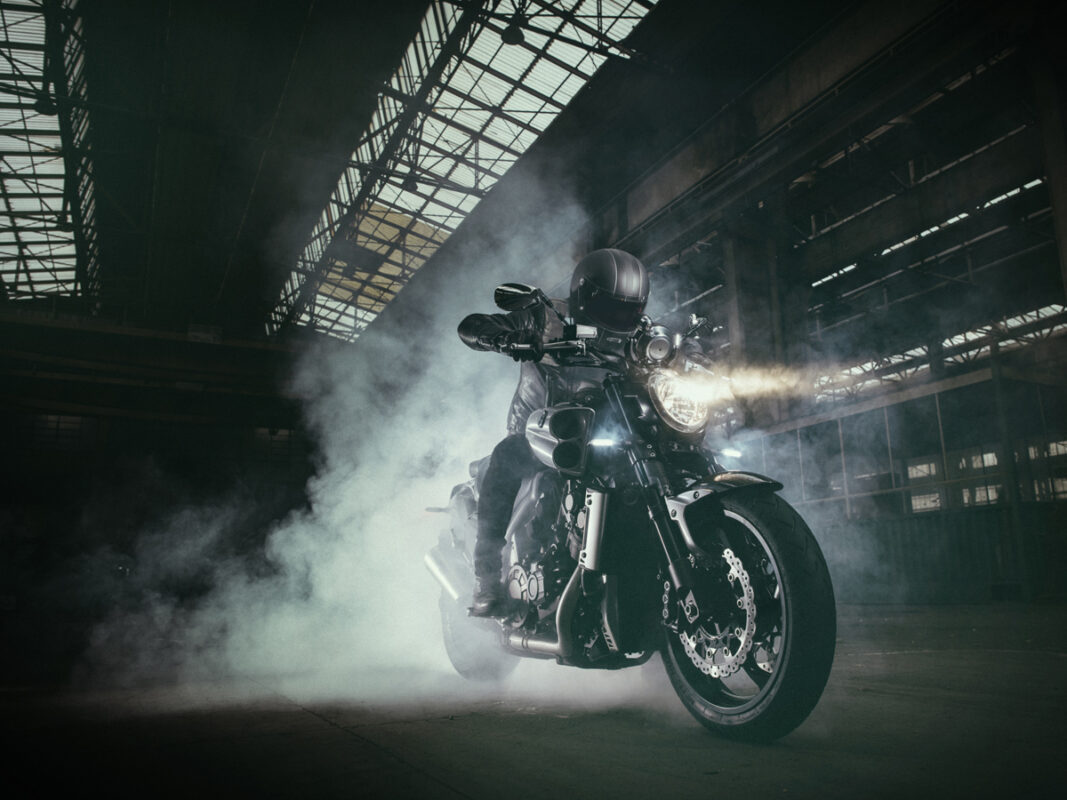 23 motos dignas de Mad Max 1 2015yamvmaxcarboneumnm3cbact001