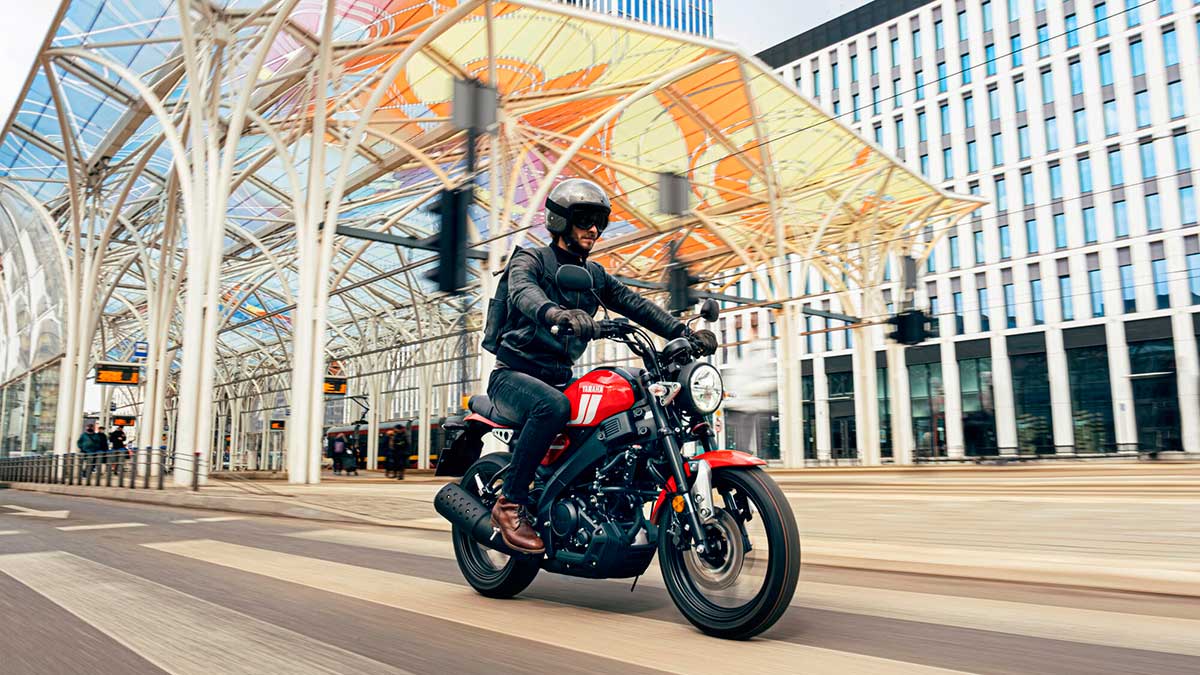 Nueva Yamaha XSR125: el concepto 'Faster Sons' llega al octavo de litro 6 2021 yamaha xs125 eu redline action 001