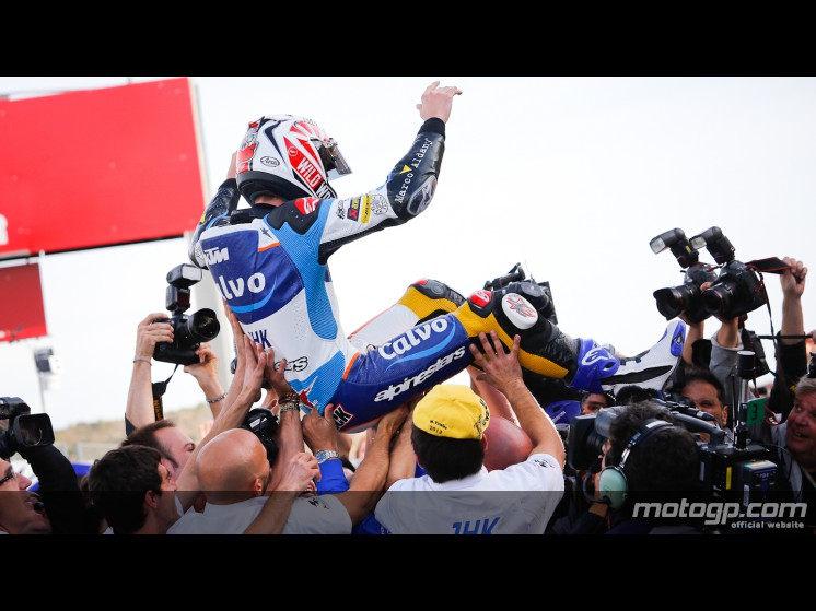 Maverick Viñales gana en Cheste y se alza con el Mundial de Moto3 1 25vinaless5d3735slideshow 1
