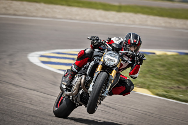 Ducati Monster 1200 S 2020: nuevo esquema de color negro