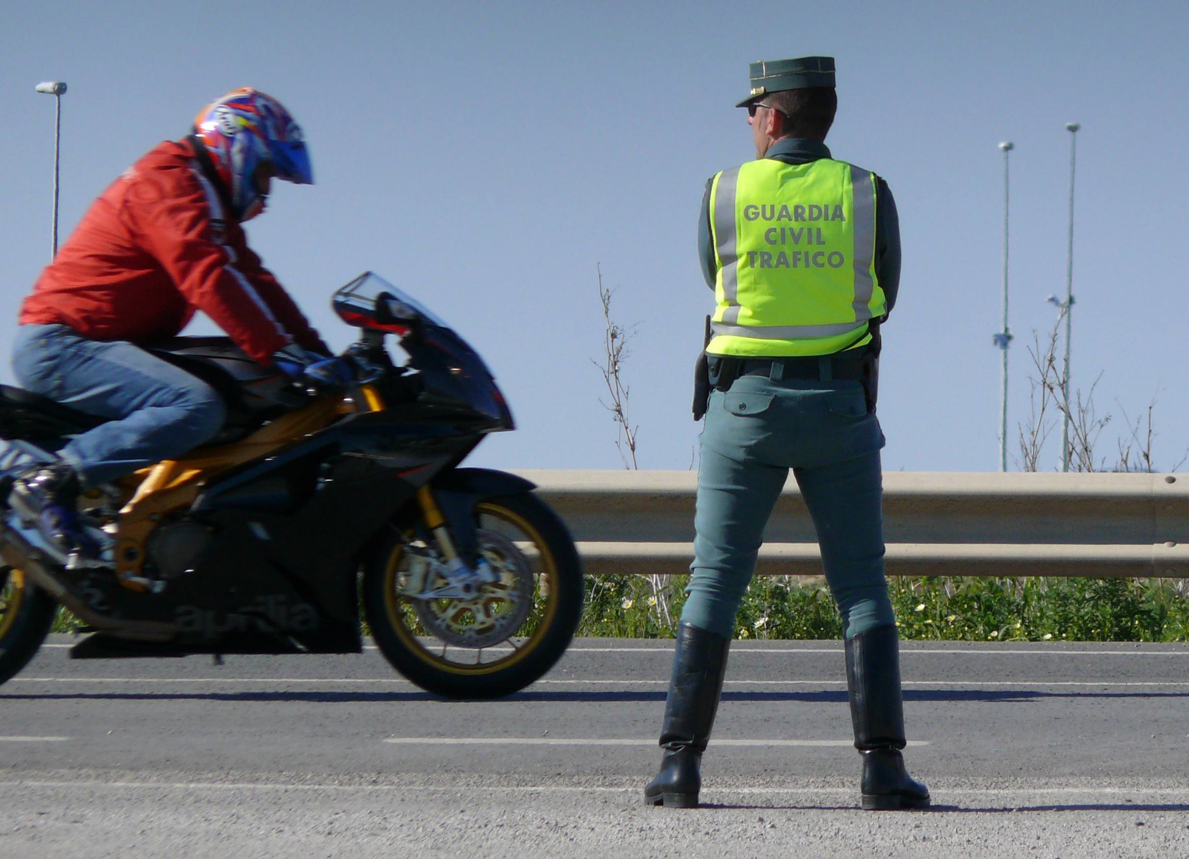 Si te para un guardia con la moto...¿cuáles son tus derechos? 5 462663118f8df0dee86o