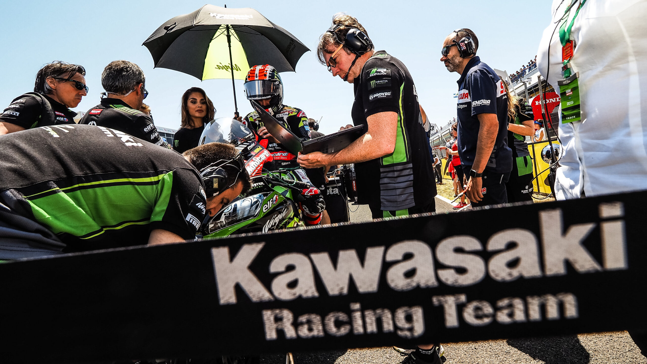 Jonathan Rea recibe una doble sanción tras tirar a Lowes en la 1ª manga de Jerez 3 51590r06ambience scaled