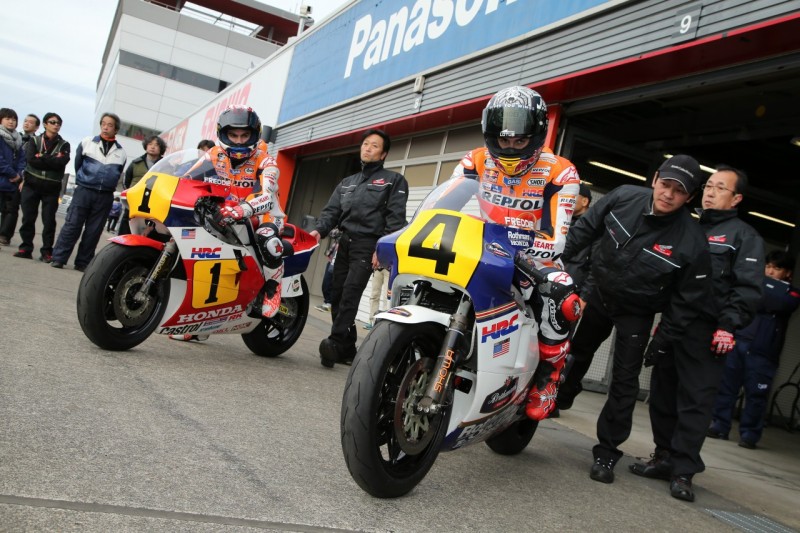 Pedrosa y Márquez se divierten encima de una Honda NSR 500 1 566466a1eb2c93.12418700