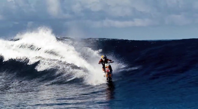 Robbie Maddison enseña cómo hacer surf en moto