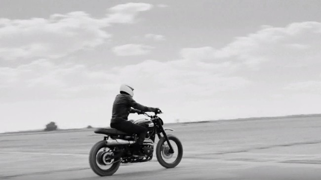 David Beckham vuelve a las pantallas sobre una Triumph Scrambler 2016