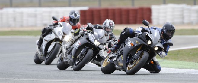 Lectores de Fórmula Moto prueban la Yamaha YZF-R1 1 Accion