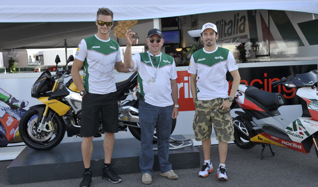 Biaggi hace entrega de la primera Aprilia Tuono V4R APRC de España 1 Max Biaggi entrega la nueva Aprilia