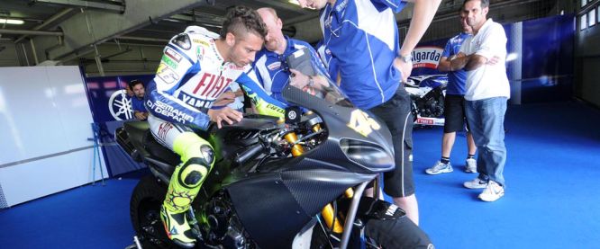 Dainese modifica el mono y las botas de Rossi por su lesión 1 Rossi7