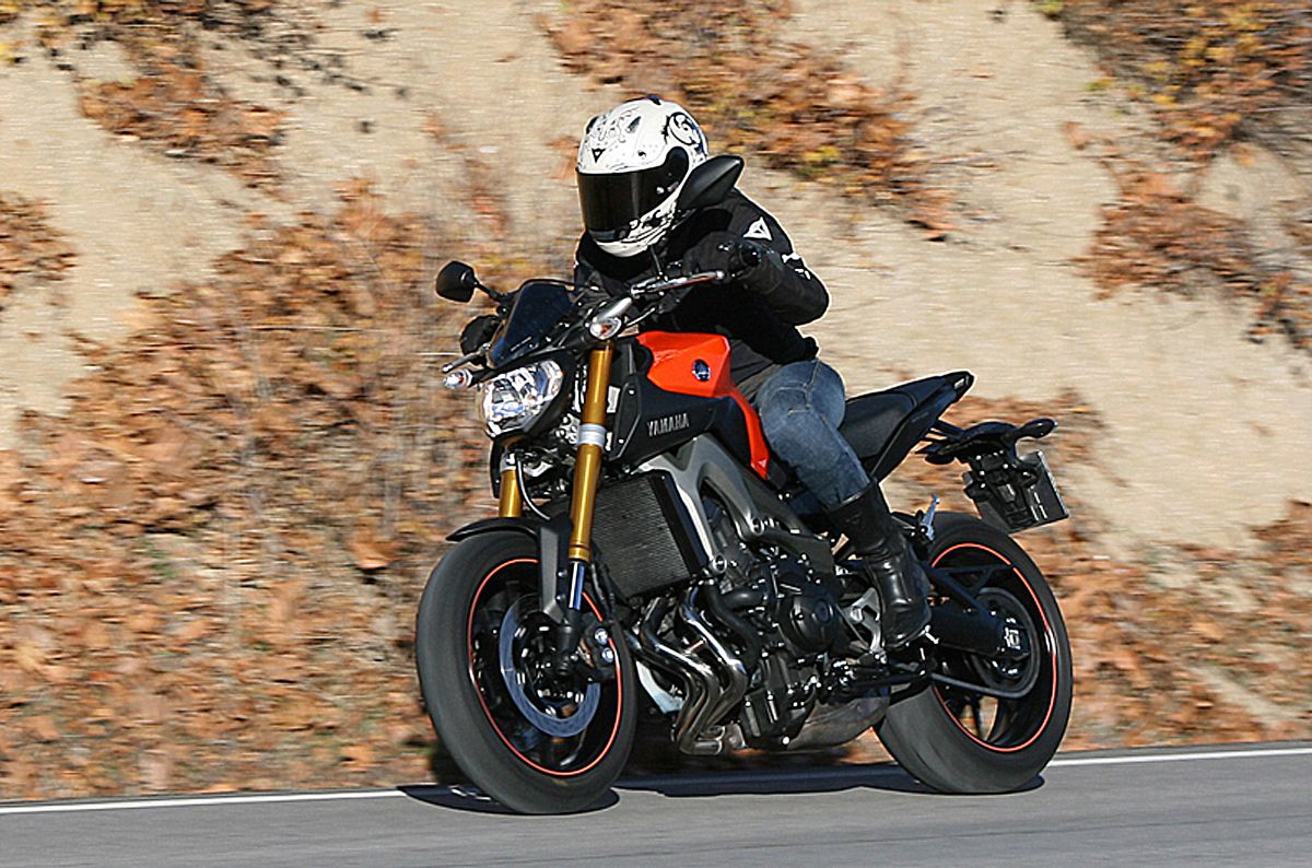 Prueba a fondo de la Yamaha MT-09 1 accion2